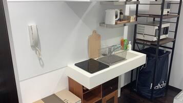 Fridge, cookware/dishes/utensils