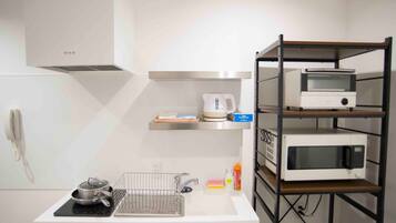 Fridge, cookware/dishes/utensils