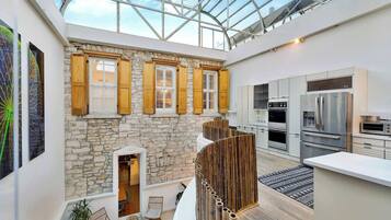 Frigorífico, microondas, horno y placa de cocina