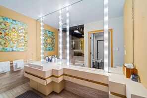Combined shower/bathtub, hair dryer - The Graeber | Historic Mansion + Indoor Pool (Austin)