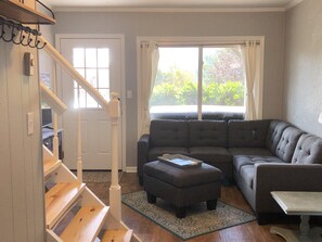 TV a schermo piatto, caminetto, lettore DVD, tavolo da calcetto