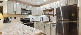 Creekside cabin home ENJOY PEACE/BEAUTY in LUXURY with quality bedding&MUCH MORE