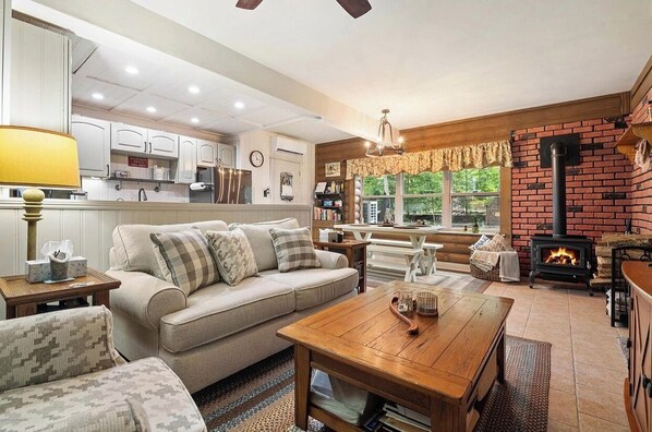 Smart-TV, Kamin, Videospiele, DVD-Player