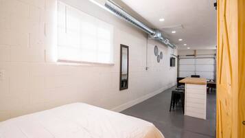 1 habitación, tabla de planchar con plancha, wifi y ropa de cama