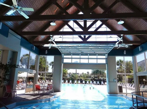 Una piscina al aire libre, una piscina climatizada