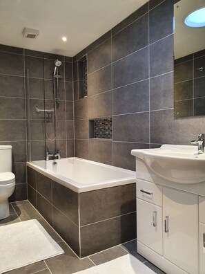 Combined shower/tub, towels, soap, toilet paper - Home from Home in Charming Pitlochry! (Pitlochry)