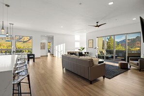 Smart TV, fireplace, table tennis, stereo