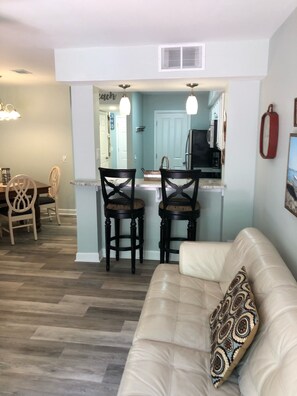 Smart TV - Fully remodeled, block to beach. 2-story, first floor entry, park at front door (Hilton Head Island)