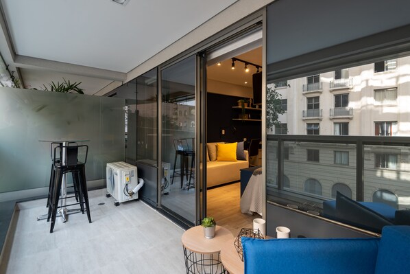 Interior - Modern and sophisticated studio, downtown São Paulo (SP)