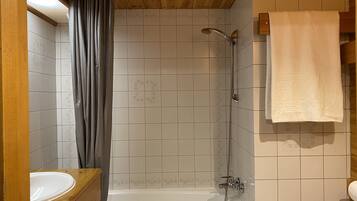 Hårtork, handdukar, tvål och toalettpapper