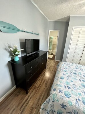 4 bedrooms, desk, iron/ironing board, free WiFi