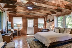 4 bedrooms, iron/ironing board, free WiFi, bed sheets - Pond and Hot Tub and Firepit Retreat (Weaverville)