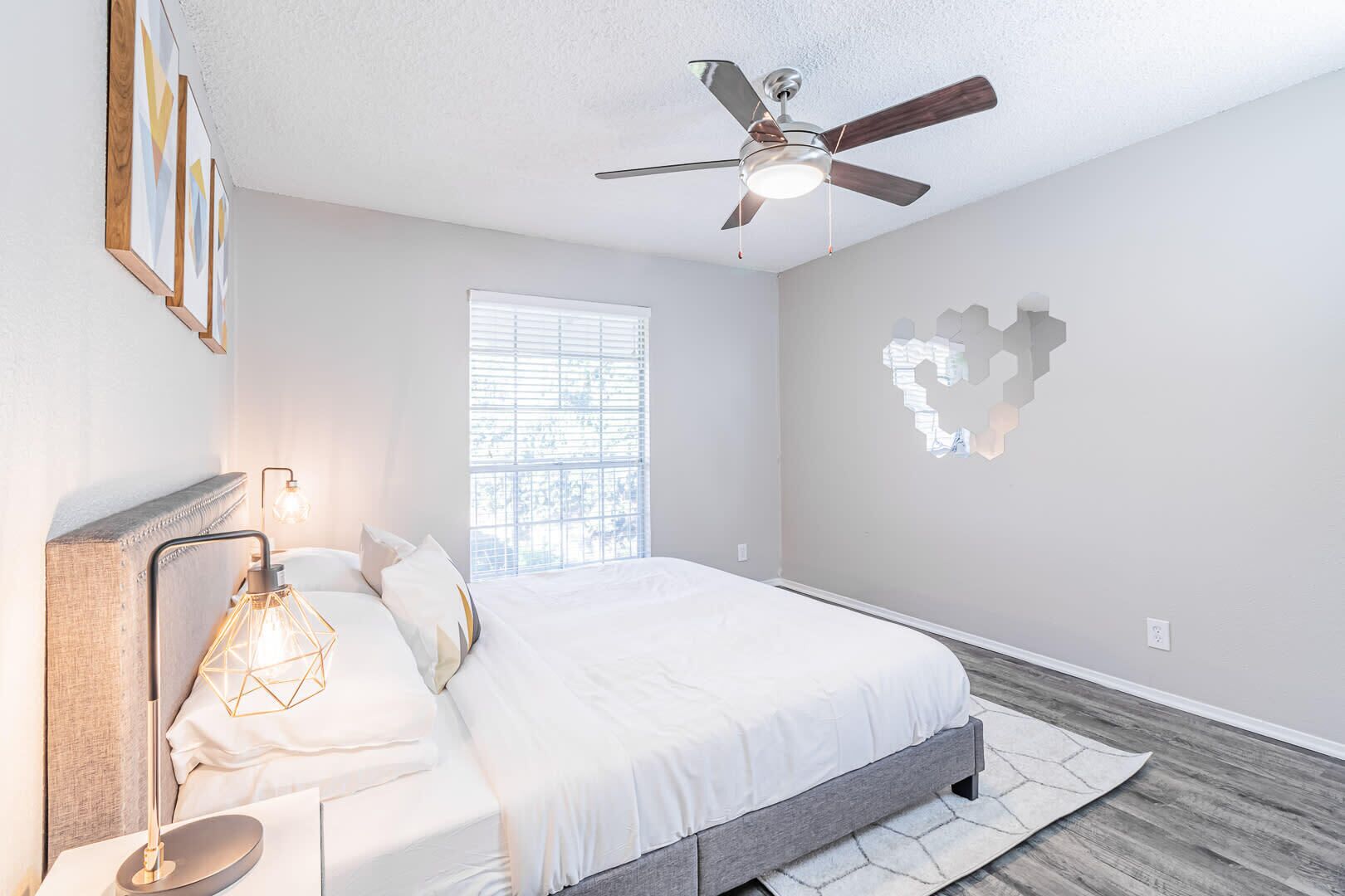 1 slaapkamer, een bureau, een strijkplank/strijkijzer, wifi