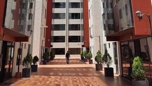 Un bâtiment moderne doté d’un atrium central, de plusieurs étages et où l’on voit une personne se promener au milieu.