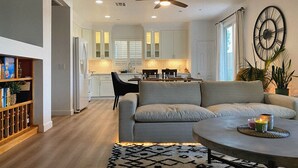 A modern living room with a sofa, coffee table, and a bookshelf. - Golf course house with 2 master bedrooms (Fontana)