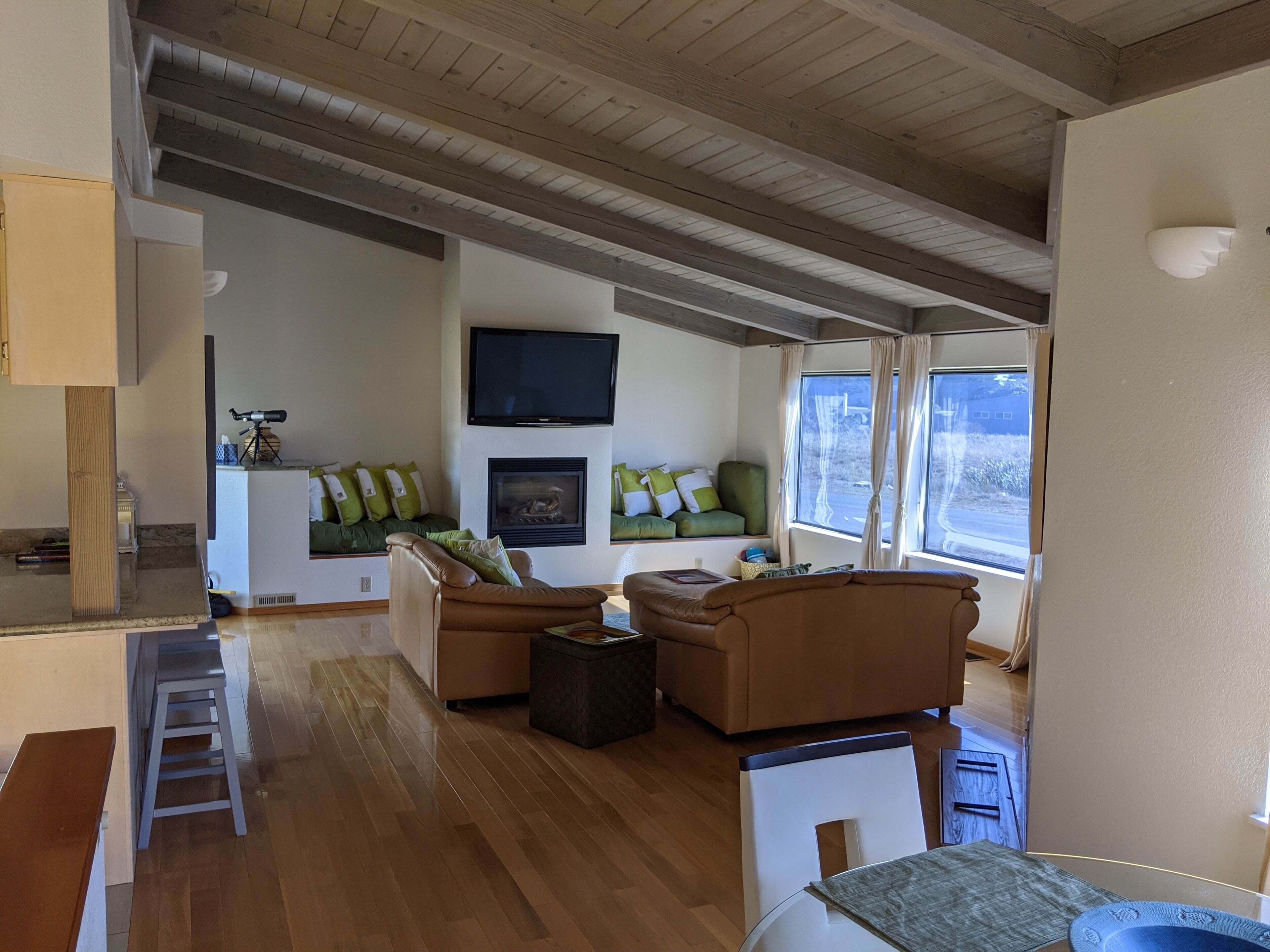 Dog friendly Sea Ranch getaway nestled in-between the ocean and golf course