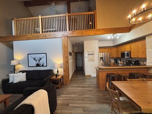 Smart TV, fireplace, Netflix, streaming services - 🎿 Ultimate Side by Side Ski in/out condos, 6 🛌, 6 pullouts, 6 🛁, 2 hottubs (Kimberley)