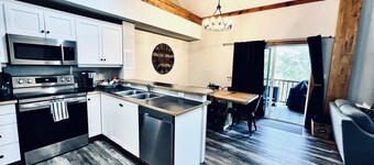 🖤Side by Side Ski in/out condos, 6 beds, 6 pullouts, 6 baths, two hottubs, A\C 🖤