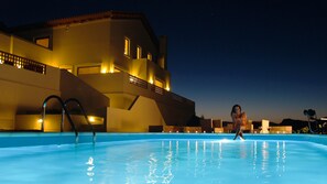 Seasonal outdoor pool, pool umbrellas, pool loungers - Luxurious Panoramic View Villa (Archanes-Asterousia)