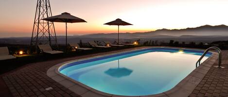 Außenpool (je nach Saison geöffnet), Sonnenschirme, Liegestühle