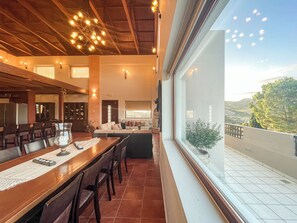 TV de tela plana, lareira, mesa de pingue-pongue