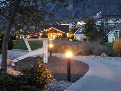 Perfect Canadian getaway at The Cottages on Osoyoos Lake! Aug still available!