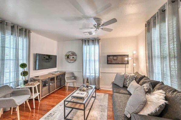 Smart TV, chimenea y libros 