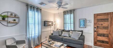 Téléviseur connecté, foyer, livres