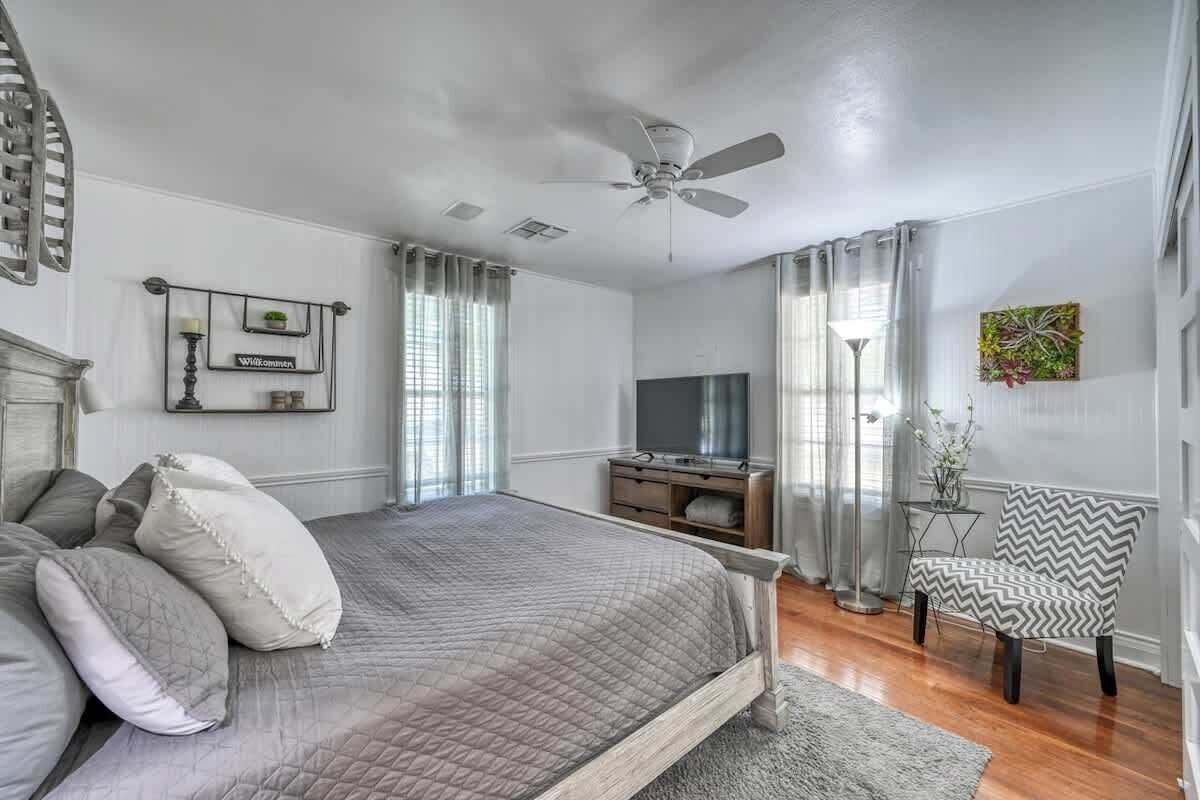 1 habitación, tabla de planchar con plancha, wifi gratis y ropa de cama 
