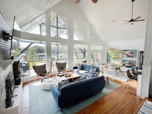 Luxury Lakefront @ Cedar Creek. Private luxury heated pool and Hot Tub!