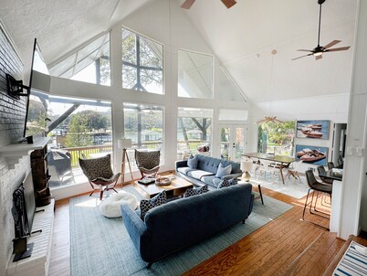 Luxury Lakefront @ Cedar Creek. Private luxury heated pool and Hot Tub!