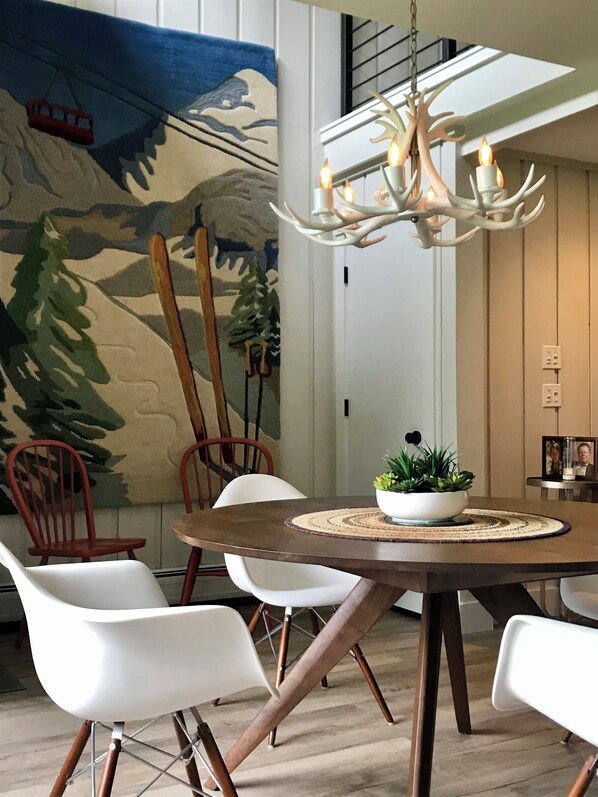 Dining - Stylish 2 bdrm/2 bath: named "The best small condo in Stowe" (Stowe)