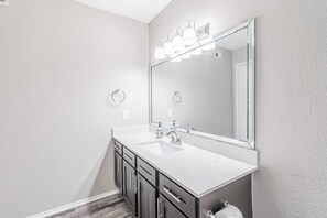 Douche, séchoir à cheveux, shampooing