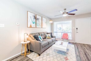 TV, Netflix, Hulu, streaming services - SoCo 1BR suite, king bed, close to Downtown (Austin)