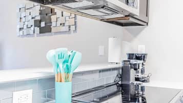 雪櫃、微波爐、焗爐、爐具