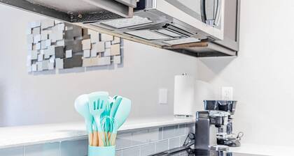 SoCo 1BR suite w pool, king bed, close to Downtown