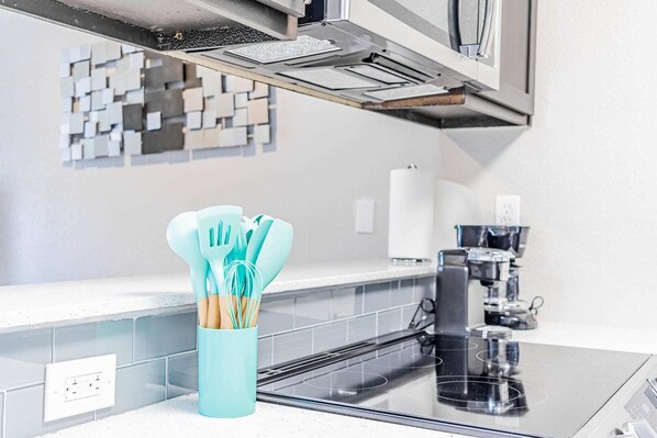 Frigorífico, microondas, horno y placa de cocina