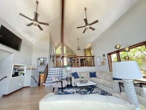 TV connectée, cheminée, jeux vidéo, table de tennis de table