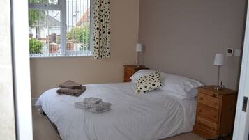 4 bedrooms, travel crib, internet