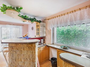 Réfrigérateur, micro-ondes, batterie de cuisine, vaisselle et ustensiles