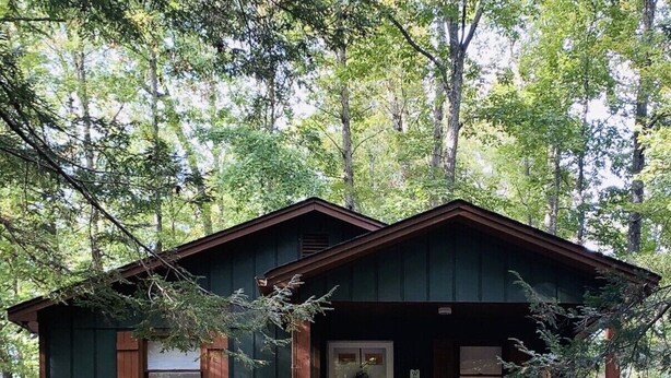 A small cabin with a wooden deck and a porch. - Hilltop Cabin at Wood Creek Lake (London)