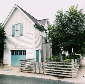 Exterior - Vintage-inspired cottage in Seabrook, sleeps 7 (Pacific Beach)