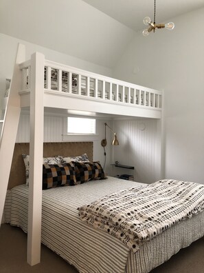 3 habitaciones, tabla de planchar con plancha y cuna de viaje 