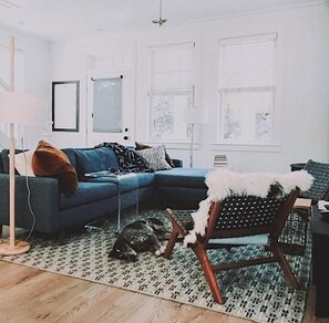 Smart TV, fireplace, books, music library - Vintage-inspired cottage in Seabrook, sleeps 7 (Pacific Beach)