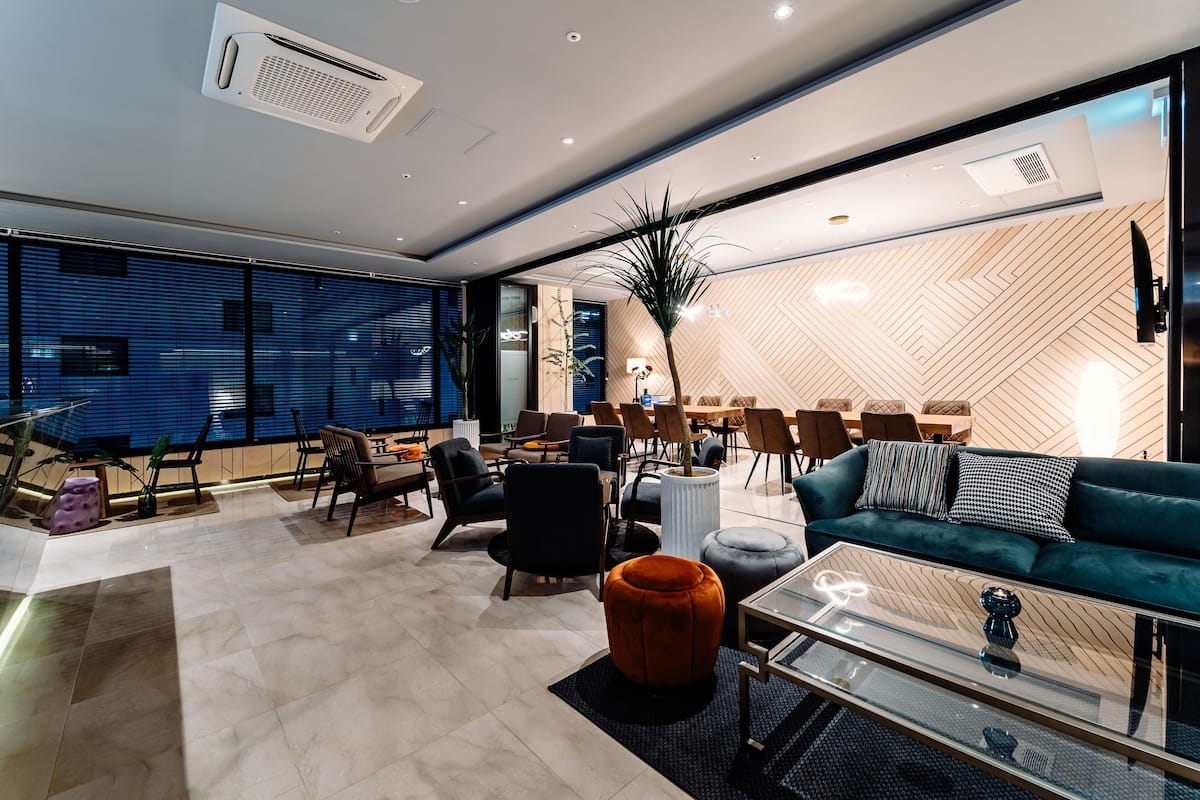 daily continental breakfast (krw 12000 per person)