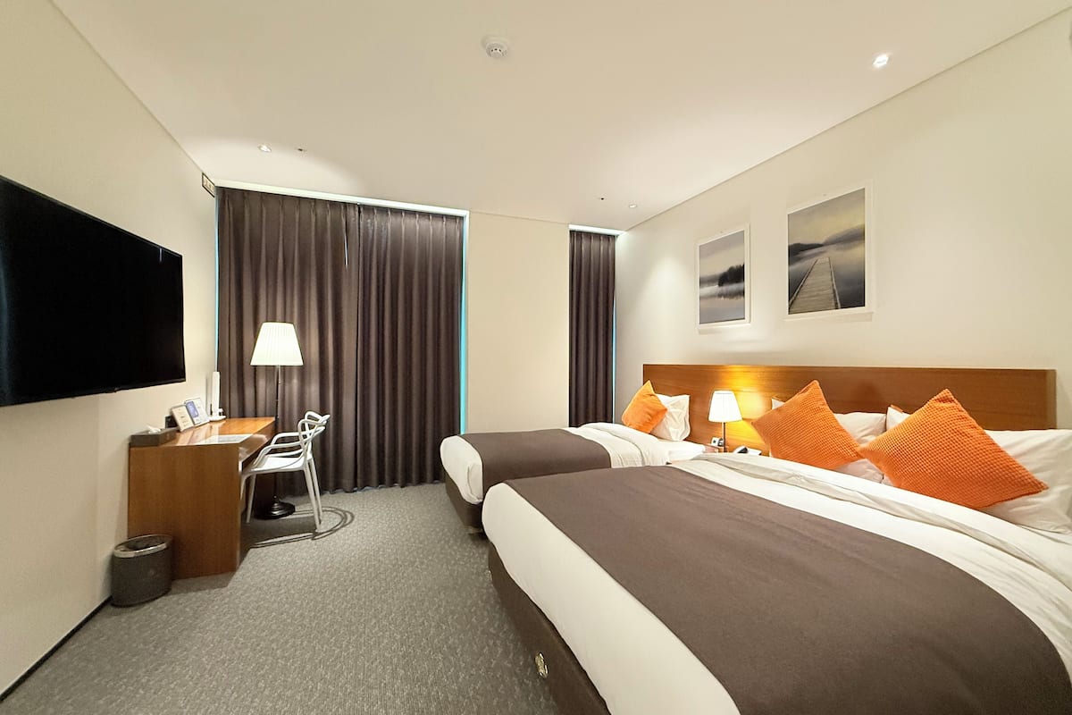 deluxe twin room | hypo-allergenic bedding, down duvets, tempur-pedic beds