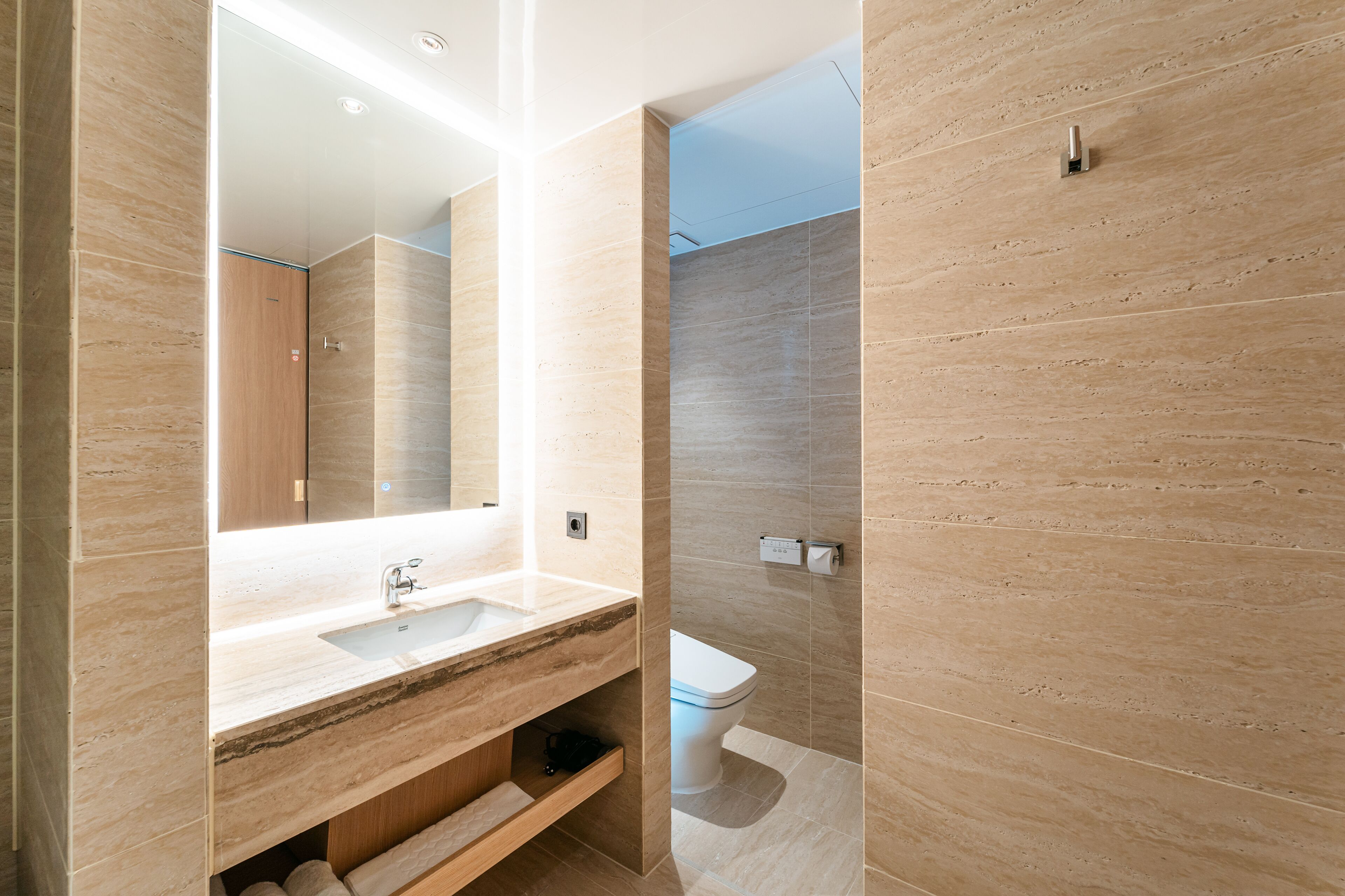 deluxe double room, 1 king bed, non smoking, city view | bathroom sink