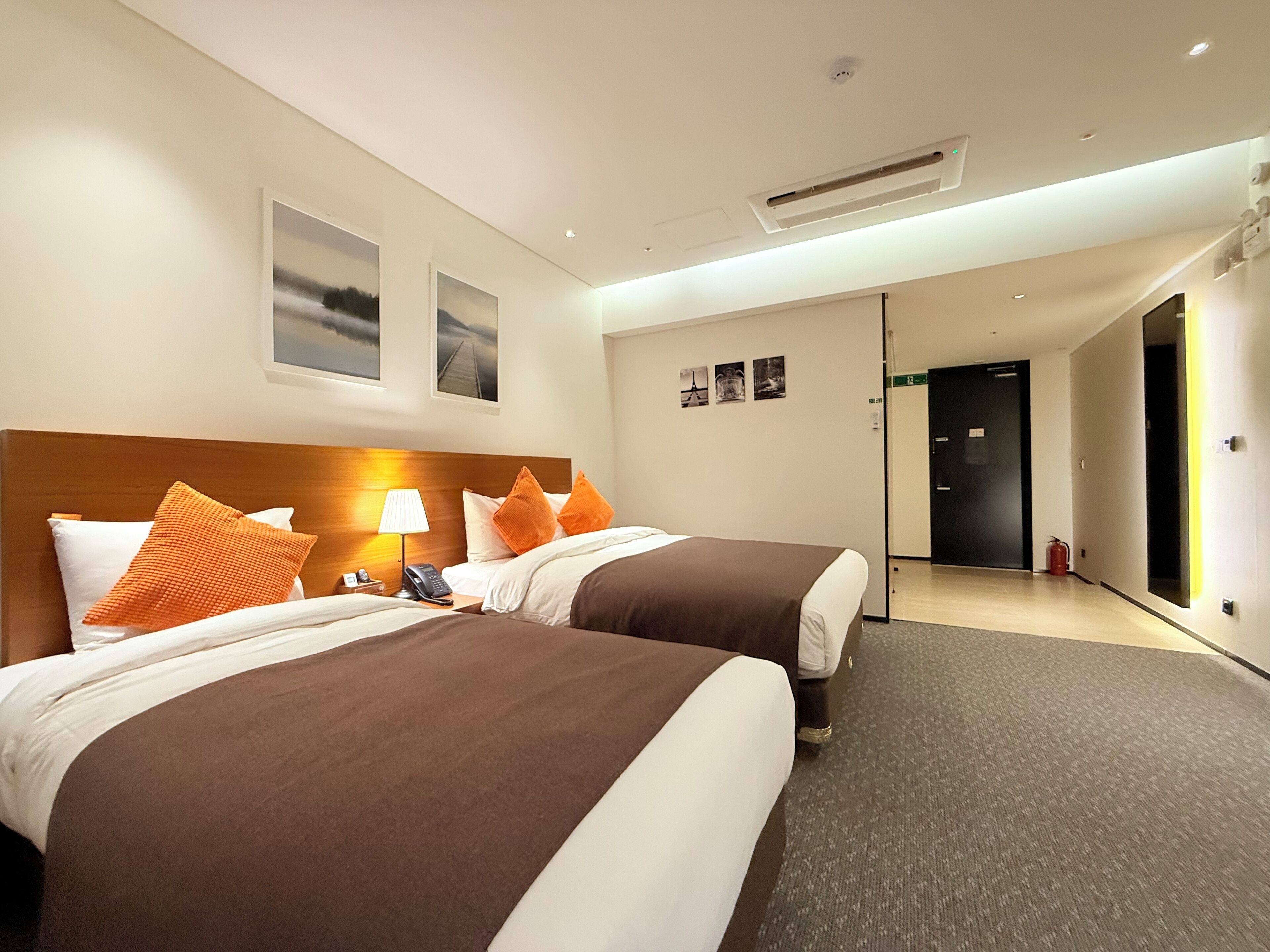 deluxe twin room | hypo-allergenic bedding, down duvets, tempur-pedic beds