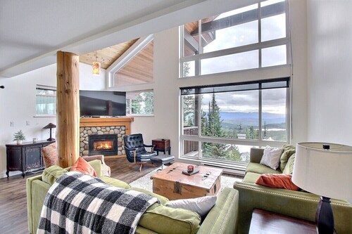 Modern, Rustic & Spacious Chalet, Views, Hot Tub