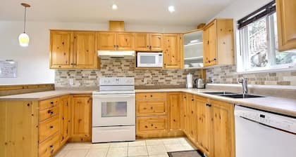 Modern, Rustic & Spacious Chalet, Views, Hot Tub